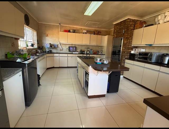 4 BEDROOM HOUSE FOR SALE IN OAKDENE